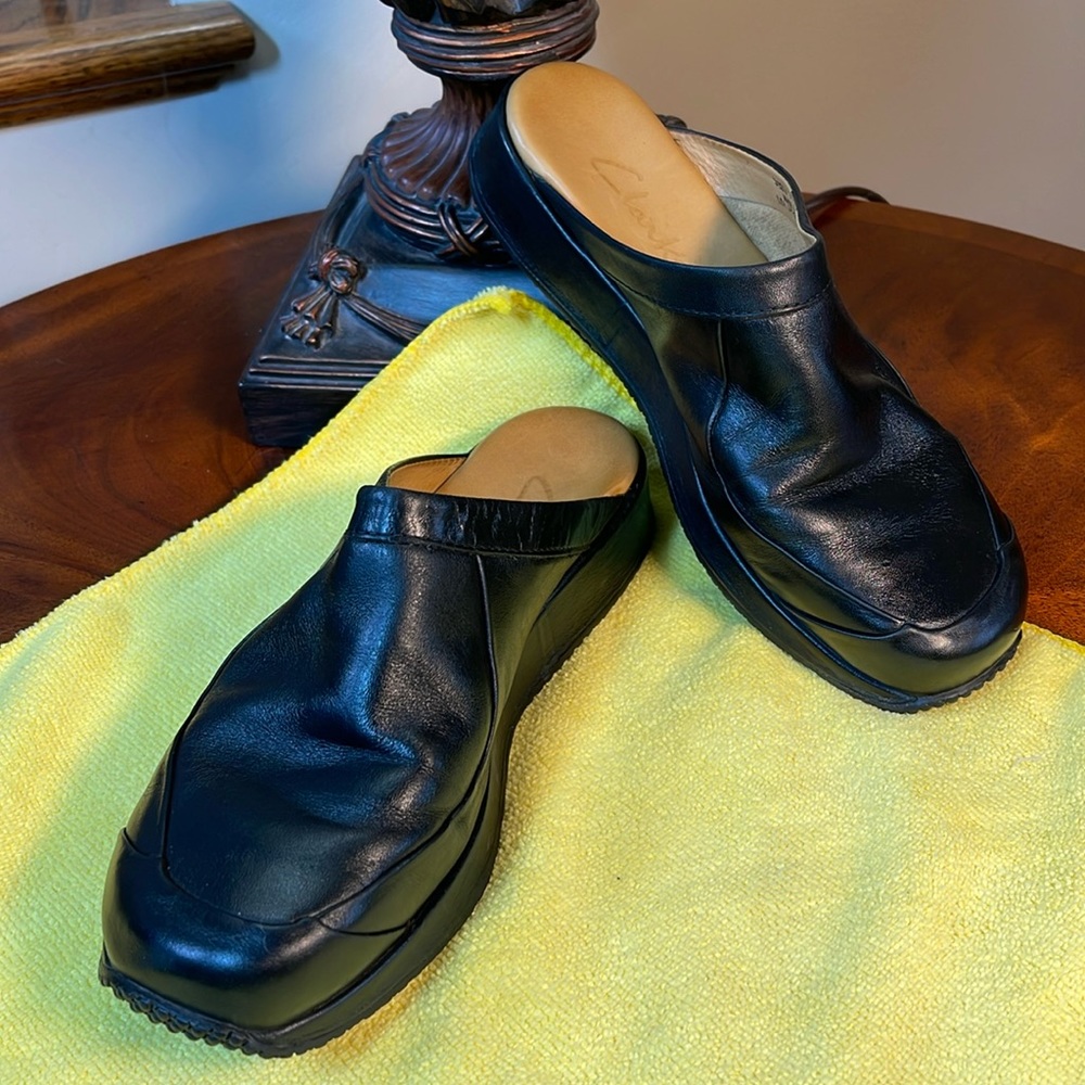 Ladies CLARK SLIP ON SHOES SIZE 7. Black with beige sole inside the shoe.
